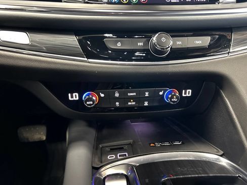 Used 2024 Buick Enclave Essence AWD/4WD image 19