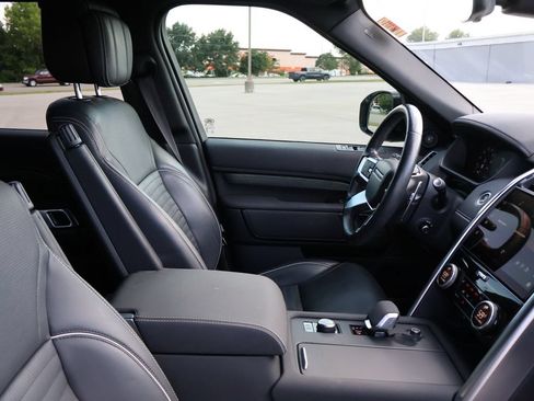 Used 2023 Land Rover Discovery Metropolitan Edition AWD/4WD image 10