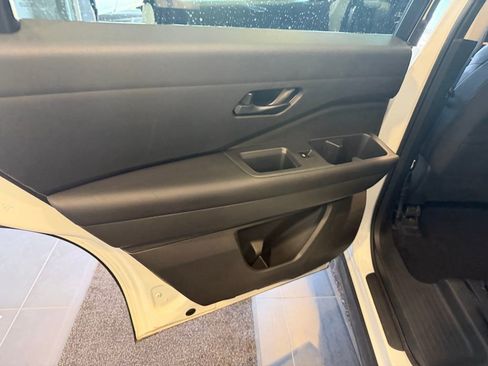 Used 2025 Nissan Pathfinder SV image 11