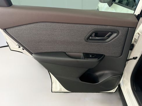 Used 2023 Nissan Rogue S AWD/4WD image 26