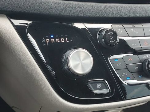 Used 2024 Chrysler Pacifica Touring-L FWD image 27