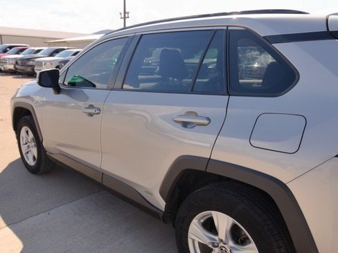 Used 2021 Toyota RAV4 XLE w/ Convenience Package AWD/4WD image 8