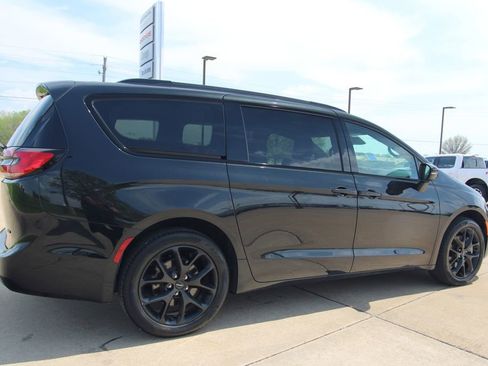 Used 2023 Chrysler Pacifica Touring-L w/ S Appearance Package image 5