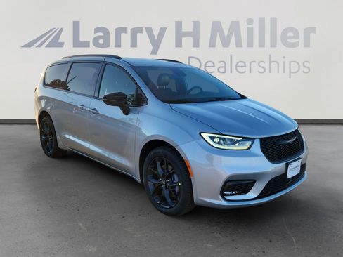 New 2026 Chrysler Pacifica Select image 8