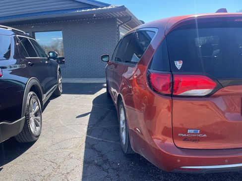 Used 2018 Chrysler Pacifica Touring Plus w/ Tire & Wheel Group image 4