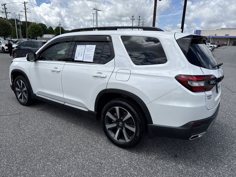 Used 2025 Honda Pilot Touring image 8