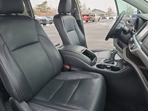 Certified 2019 Toyota Highlander Limited Platinum image 12