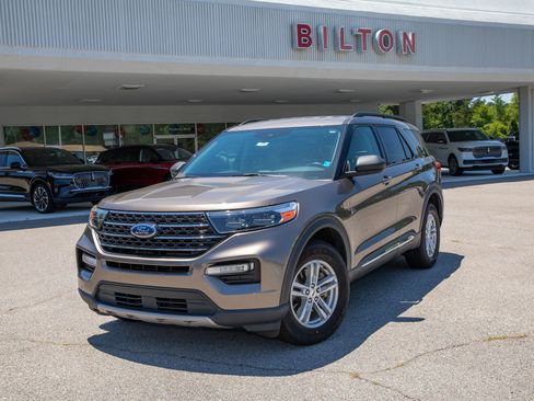Used 2021 Ford Explorer XLT w/ Equipment Group 202A AWD/4WD image 2