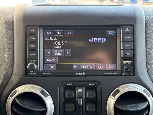 Used 2018 Jeep Wrangler Unlimited Sahara w/ Connectivity Group AWD/4WD image 17