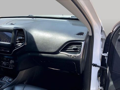 Used 2019 Jeep Cherokee Latitude Plus FWD image 19