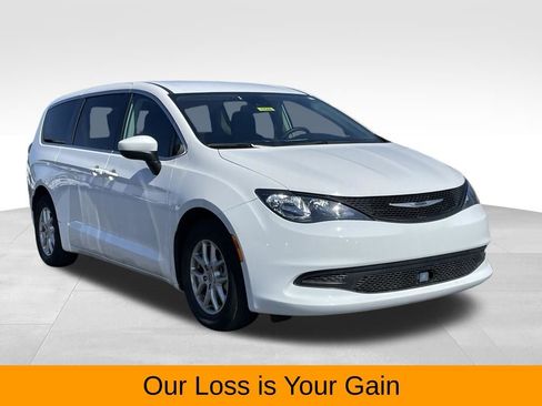 Used 2023 Chrysler Voyager LX FWD image 3