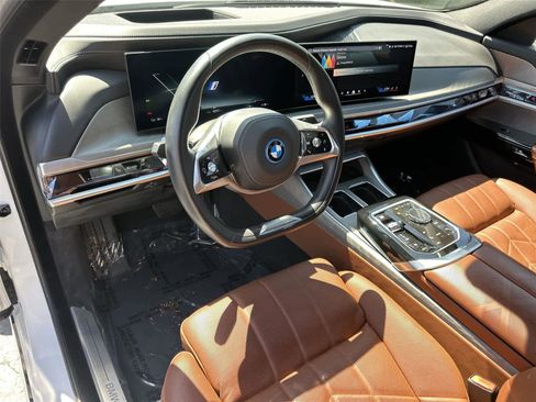 Used 2025 BMW i7 eDrive50 w/ Premium Package RWD image 2