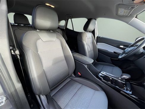 Certified 2025 Chevrolet Trax LT w/ LT Convenience Package image 32