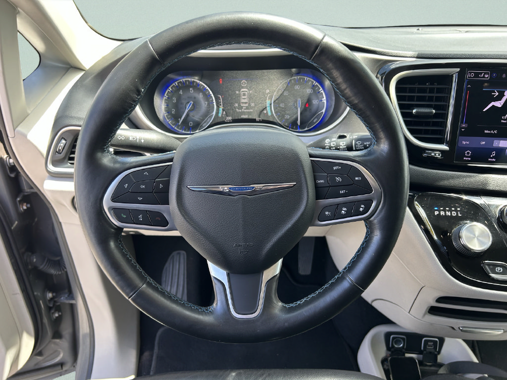 Used 2021 Chrysler Pacifica Touring-L FWD image 32