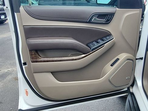 Used 2020 Chevrolet Suburban LT w/ Luxury Package RWD image 21