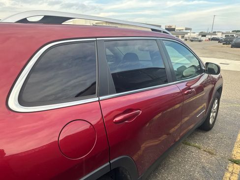 Used 2016 Jeep Cherokee Latitude w/ Cold Weather Group AWD/4WD image 10
