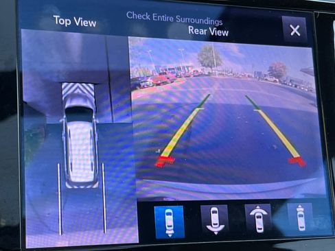 Used 2017 Chrysler Pacifica Limited w/ UConnect Theater Package FWD image 24