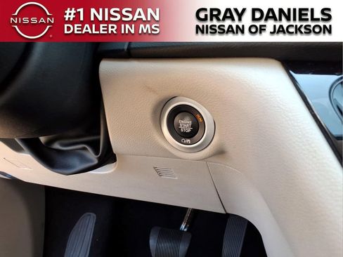 Used 2024 Chrysler Pacifica Touring-L FWD image 16