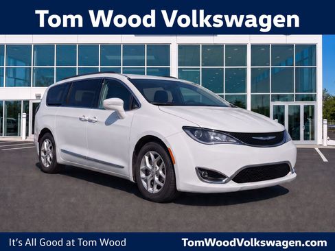 Used 2017 Chrysler Pacifica Touring-L w/ Tire & Wheel Group FWD image 1