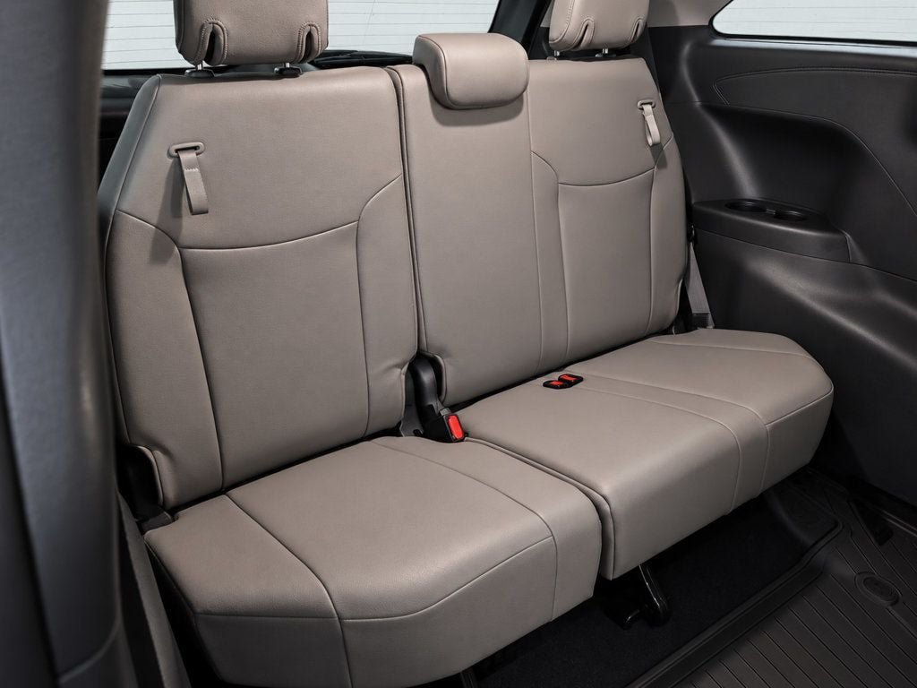 Used 2025 Toyota Sienna XLE FWD image 32