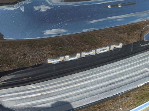 Used 2022 GMC Yukon XL SLT w/ SLT Premium Package image 32