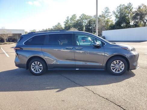 Used 2025 Toyota Sienna XLE image 16