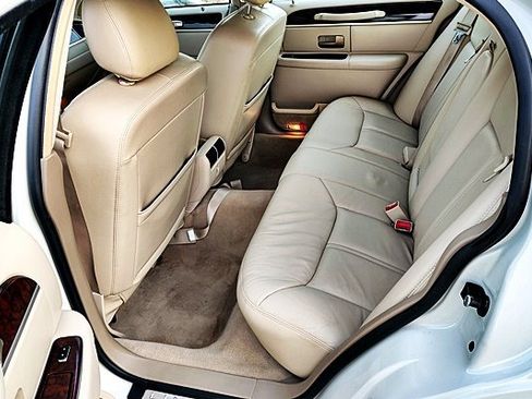 Used 2006 Lincoln Town Car Signature Limited image 16