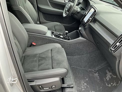 Certified 2025 Volvo XC40 B5 Plus image 21