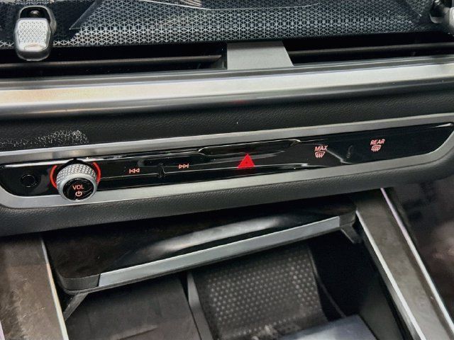 Used 2025 BMW X7 xDrive40i w/ M Sport Package AWD/4WD image 16
