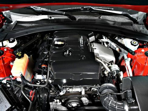 Used 2018 Chevrolet Camaro LT RWD image 8