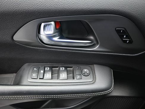 Used 2025 Chrysler Pacifica Select FWD image 17