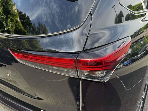 Used 2022 Toyota Highlander XLE AWD/4WD image 10
