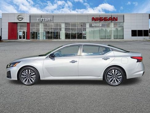 Used 2024 Nissan Altima 2.5 SV FWD image 7