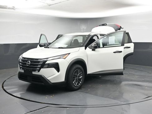 Used 2024 Nissan Rogue S image 44