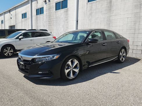 Used 2018 Honda Accord Touring image 3