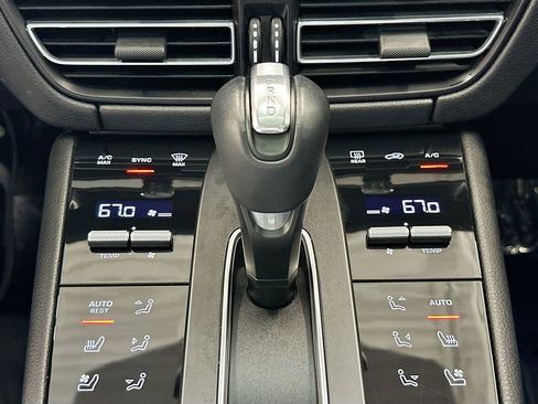 Certified 2022 Porsche Macan S AWD/4WD image 18