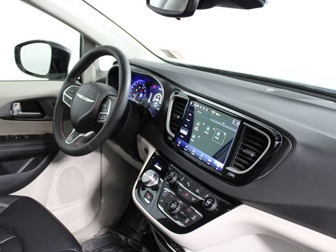 Used 2024 Chrysler Pacifica Touring-L FWD image 12