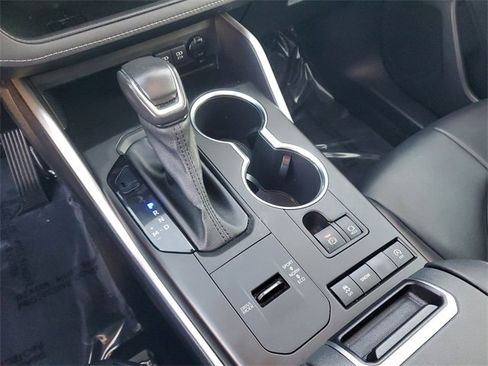 Used 2020 Toyota Highlander XLE image 29