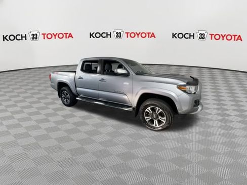 Used 2016 Toyota Tacoma TRD Sport image 2