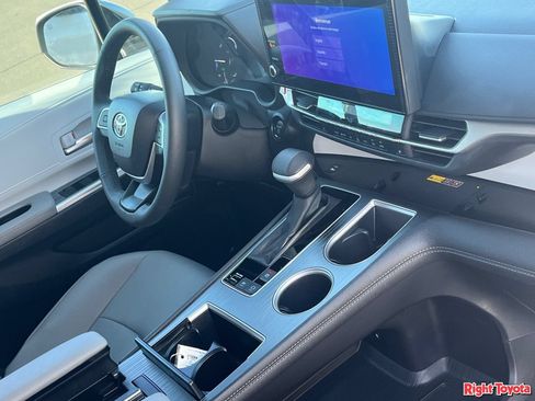 Certified 2025 Toyota Sienna XLE FWD image 13