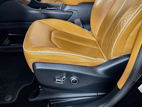 Used 2023 Chrysler Pacifica Pinnacle FWD image 24