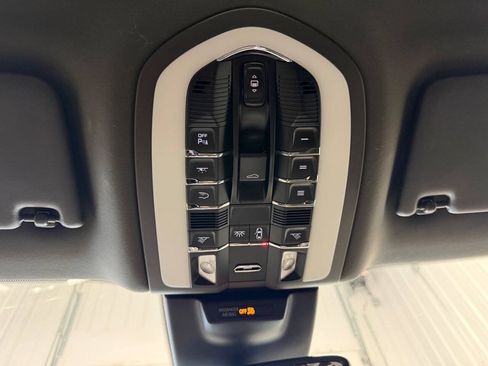 Used 2018 Porsche Macan AWD/4WD image 28