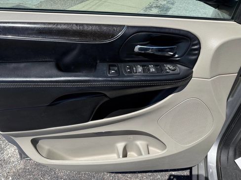 Used 2016 Chrysler Town & Country Touring FWD image 12