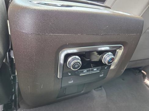 Used 2022 GMC Yukon SLT w/ SLT Luxury Package AWD/4WD image 17