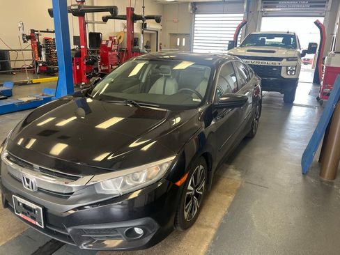 Used 2016 Honda Civic EX-T image 2