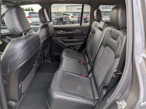 Used 2023 Jeep Grand Cherokee Altitude image 23