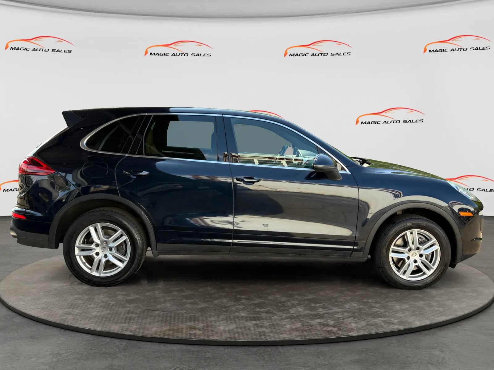 Used 2017 Porsche Cayenne w/ Premium Package AWD/4WD image 6