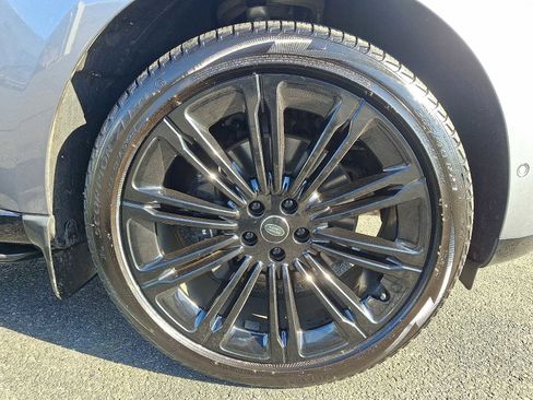 Used 2024 Land Rover Range Rover Long Wheelbase SE image 8