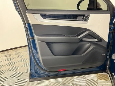 Used 2025 Porsche Cayenne S image 19