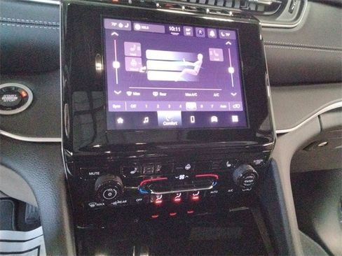 New 2025 Jeep Grand Cherokee Altitude image 32